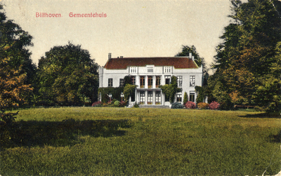 8430 Gezicht op de voorzijde van het gemeentehuis Jagtlust (Soestdijkseweg Zuid 173-175) te Bilthoven uit het zuid-oosten.